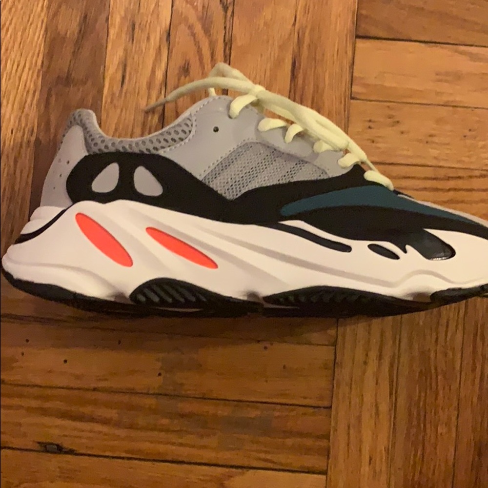 Yeezys Wave Runner 700